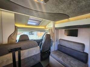 Interior - Autocaravana Para 6 Plazas (Montcada i Reixac)