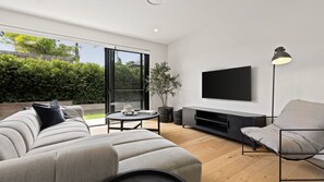 Smart TV - Experience the coastal charm of Byron Bay at 'Bella Villa', a luxurious townhouse (Byron Bay)