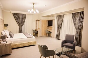 2 室のベッドルーム、デスク、WiFi (無料)、ベッドシーツ