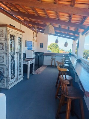 Geladeira, micro-ondas em uma área comum