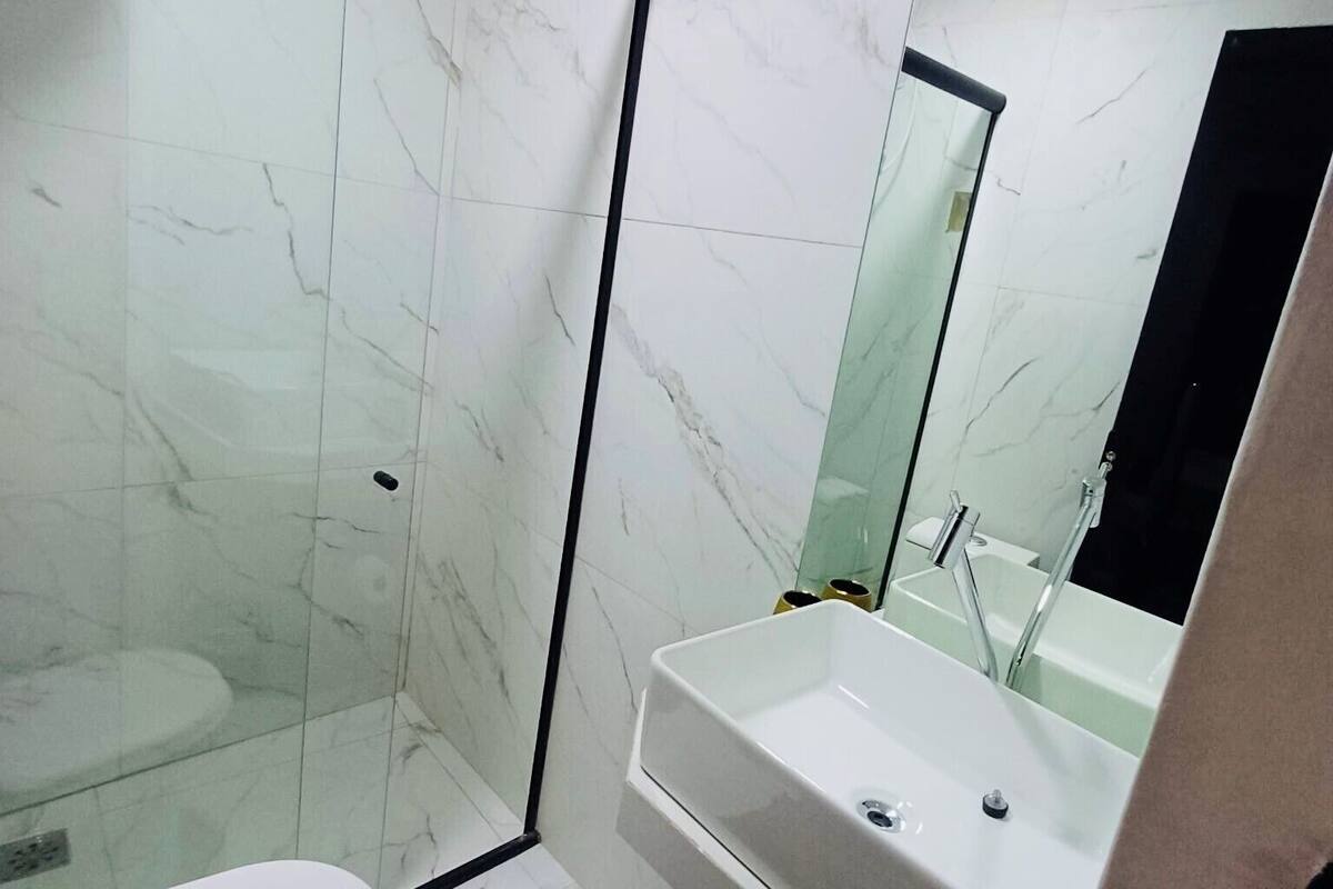 Douche, douche à « effet pluie », serviettes fournies, savon