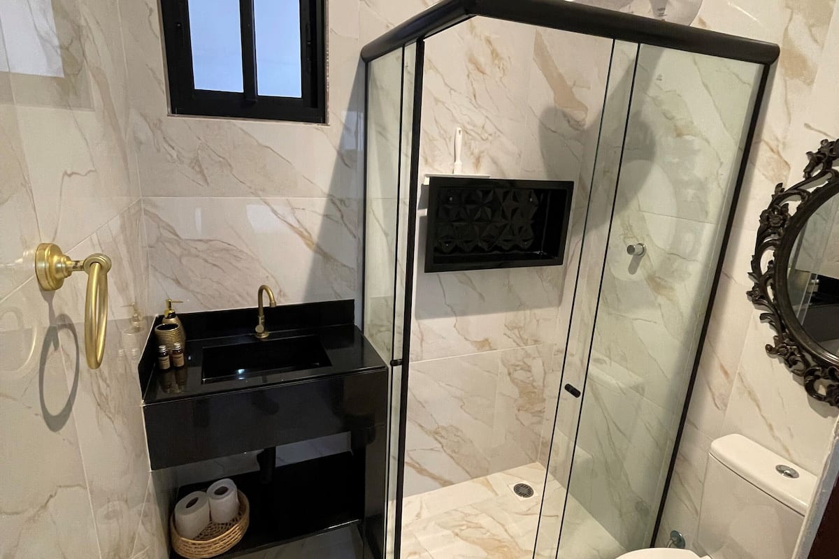 Chambre Double Confort, vue cour intérieure | 1 chambre, literie de qualité supérieure, minibar