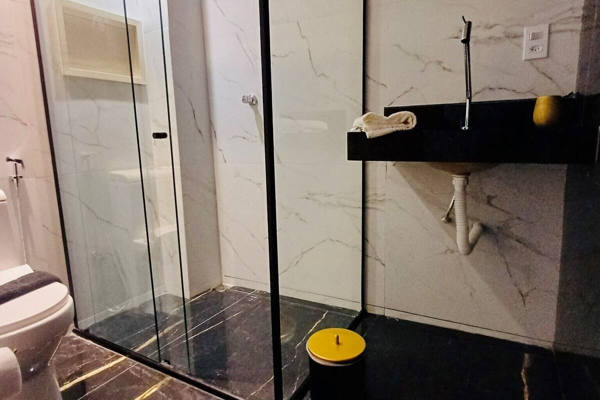 Chambre Quadruple Deluxe, vue cour intérieure | Salle de bain | Douche, douche à « effet pluie », serviettes fournies, savon