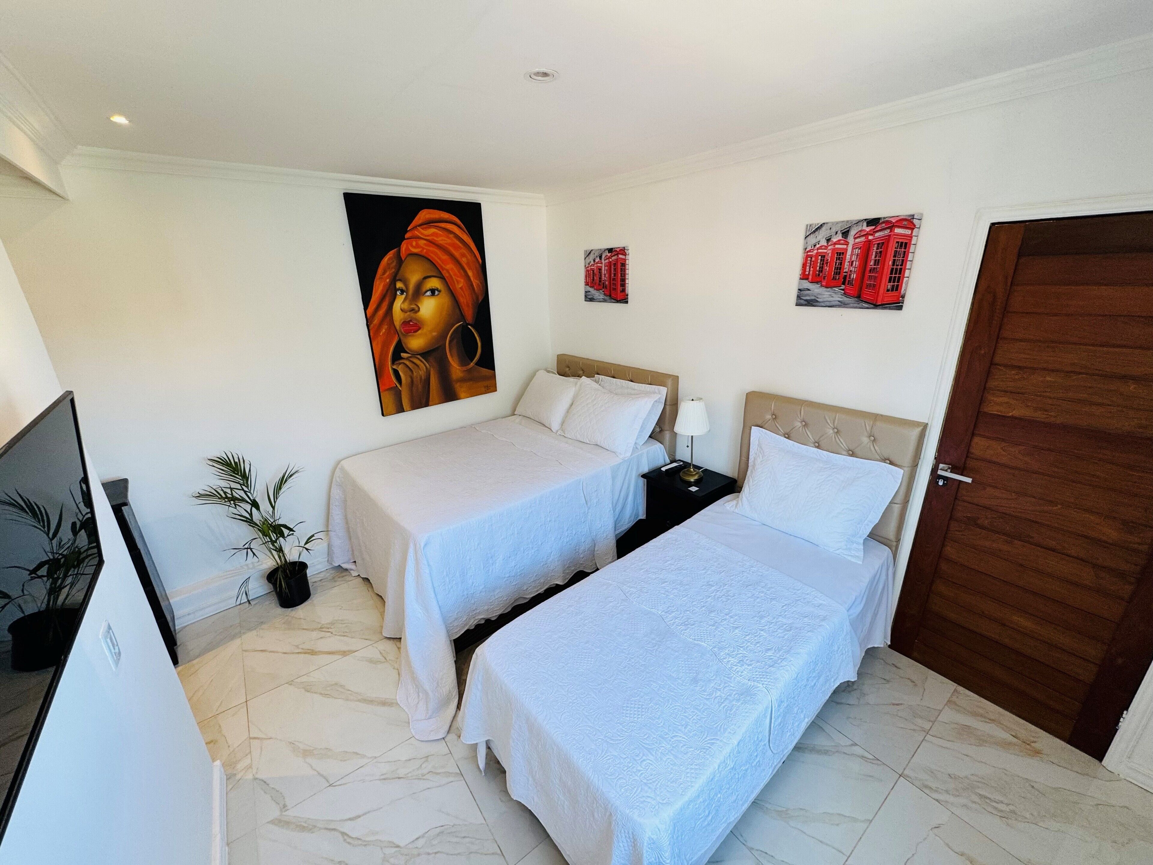 Tremannsrom – deluxe, byutsikt | Sengetøy av topp kvalitet, minibar og safe på rommet