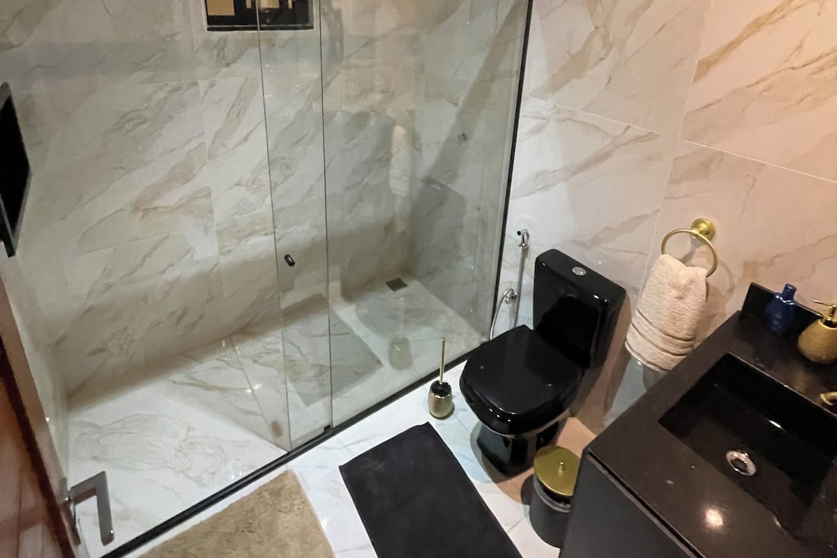 Appartement Deluxe, vue cour intérieure | Salle de bain | Douche, douche à « effet pluie », serviettes fournies, savon