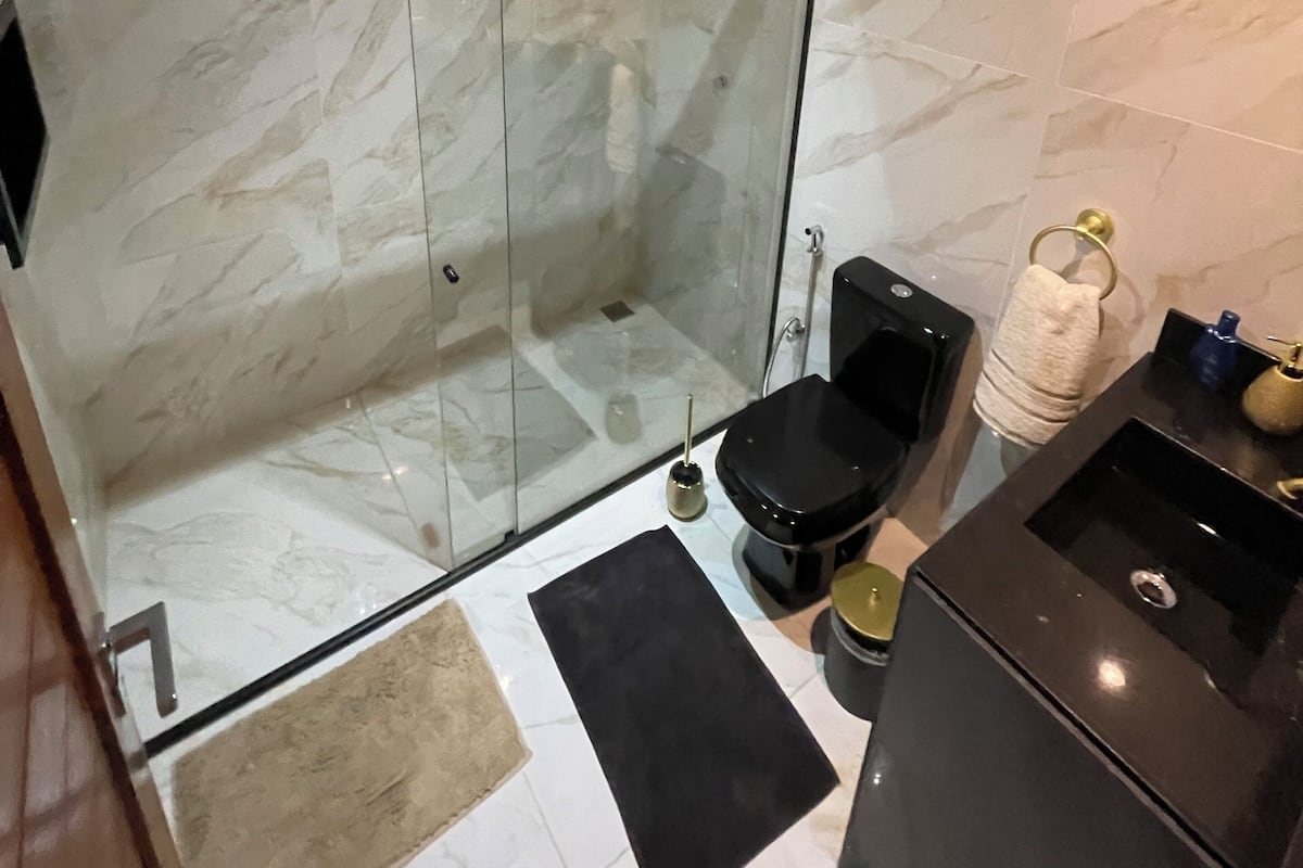 Departamento Deluxe, vista al patio | Baño | Regadera, regadera tipo lluvia, toallas, jabón