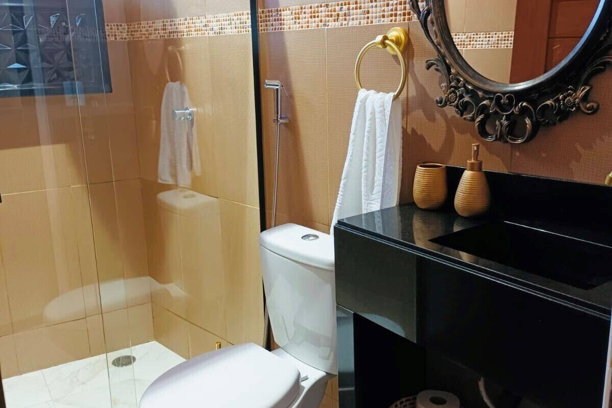 Chambre Triple Deluxe, vue ville | Salle de bain | Douche, douche à « effet pluie », serviettes fournies, savon