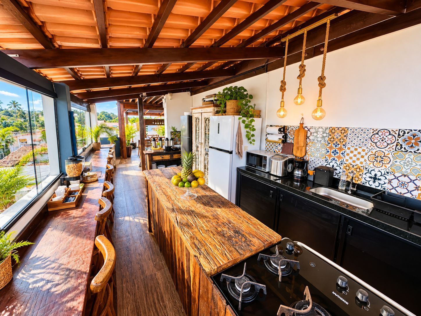 Cozinha moderna com bancada de madeira, geladeira e fogão.
