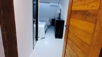 디럭스 쿼드룸, 마당 전망 | 고급 침구, 미니바, 각각 다른 스타일의 인테리어, 각각 다르게 가구 비치