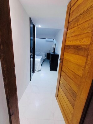 Chambre Quadruple Deluxe, vue cour intérieure | 1 chambre, literie de qualité supérieure, minibar