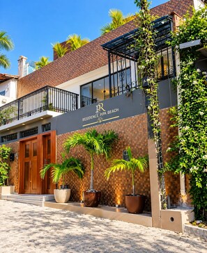 A residential building with a sign reading 'Residence Pipa Beach.' - Residence Pipa Beach (Tibau do Sul)