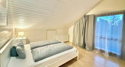 H&H HOME - Cosy Rooftop Apartment with Loggia