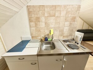 Réfrigérateur, plaque de cuisson, bouilloire électrique