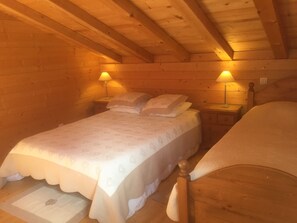 5 bedrooms, iron/ironing board, WiFi, bed sheets