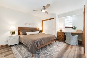 3 chambres, bureau, fer et planche à repasser, lit parapluie