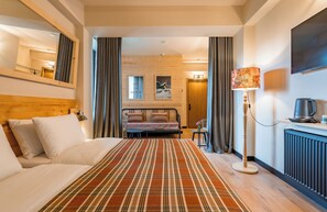 Családi szoba, kilátással a hegyre | Íróasztal, laptophoz jól használható munkafelület és ingyenes wifi