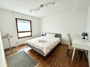 2 bedrooms, iron/ironing board, WiFi, bed sheets