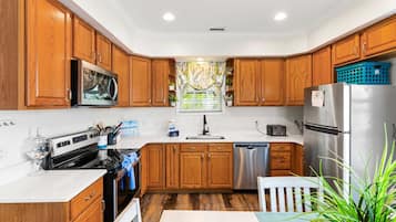 Coffee/tea maker, fridge, microwave, oven