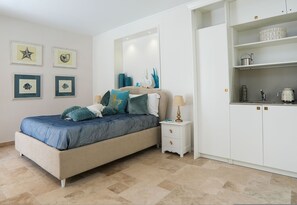 Room - Marina Homes Deluxe 1 (Syracuse)