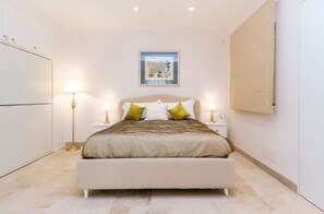 Room - Marina Homes Deluxe 2 (Syracuse)