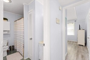 Hiustenkuivaaja, saippua, sampoo, vessapaperi