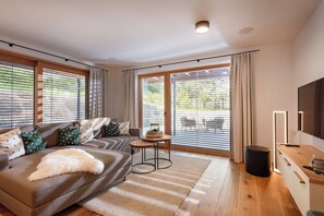 TV, table tennis - Modern chalet with a spacious patio (Kirchberg in Tirol)