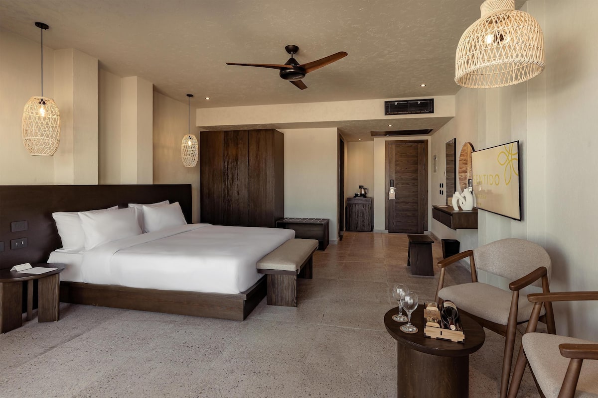 Double Room Deluxe Sea View | Minibar, in-room safe, blackout drapes, soundproofing