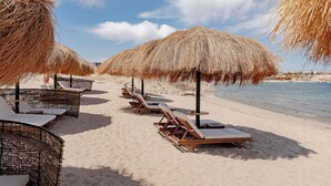 A beach with sun loungers and thatched umbrellas. - Sentido Naga Bay (Soma Bay)