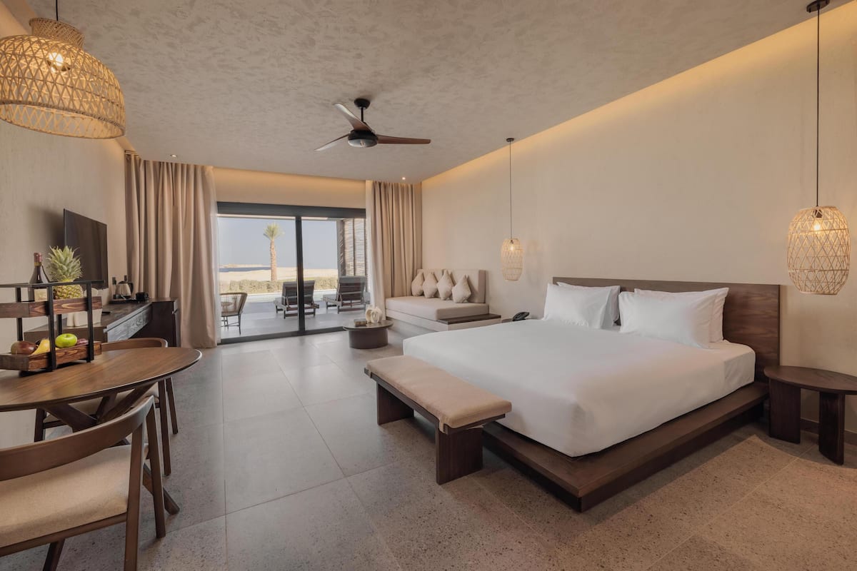Swim-up Junior Suite Sea View | Minibar, in-room safe, blackout drapes, soundproofing