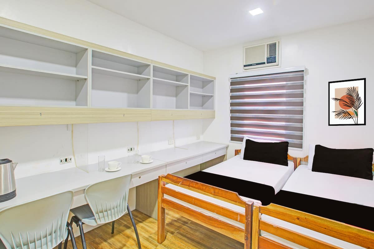 Espacio para trabajar con laptop, wifi gratis y ropa de cama