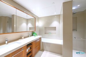 Superior appartement | Badkamer | Een haardroger, een bidet, handdoeken, zeep