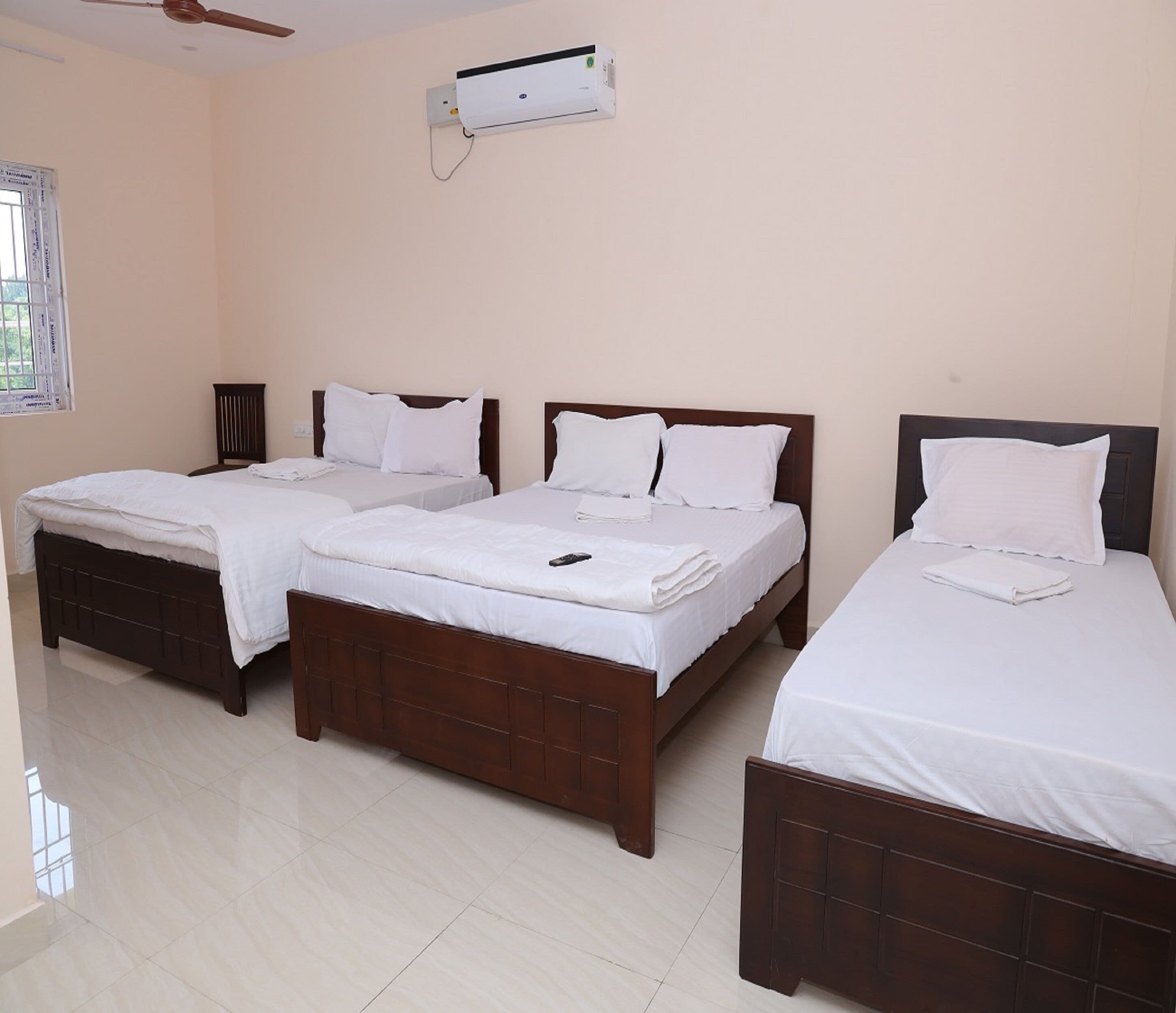 Family Room | Egyptian cotton sheets, premium bedding, desk, free WiFi