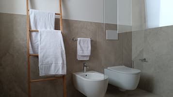 Comfort Suite, Patio | Bilik Mandi | Pancuran mandi, pengering rambut, bidet, tuala disediakan