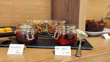 بوفيه فطور مجانًا يوميًا