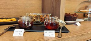 Free daily buffet breakfast  - Casa NovecentoSei (Sonico)