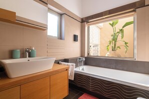 Douche, sèche-cheveux, serviettes fournies, papier toilette