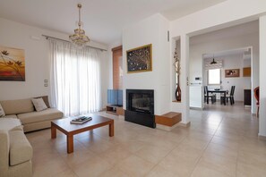 Smart TV, fireplace