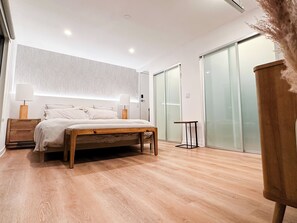2 bedrooms, iron/ironing board, WiFi, bed sheets - Stunning Views Hollywood Hills Lux Living 2 Floor House (Los Angeles)