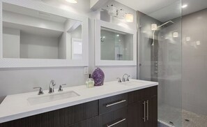 Shower, hair dryer, towels, soap - Stunning Views Hollywood Hills Lux Living 2 Floor House (Los Angeles)