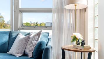 Apartment, 1 Katil Ratu (Queen), Balcony, City View | Ruang tamu | 32 inci televisyen skrin rata dengan digital, TV, Netflix