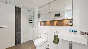 Apartment, 1 Queen Bed, Balcony, City View | Bathroom