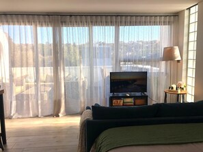 Apartment, 1 Queen-Bett, Balkon, Stadtblick | Wohnbereich