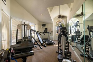 Fitness facility - Jackie - Tranquil 1BR Condo · Walk to Beach (Melbourne)