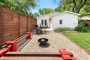 Outdoor dining - RazorDog - 1.5 mi to U of A & DT - Dog Friendly (Fayetteville)