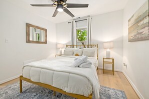 3 bedrooms, iron/ironing board, WiFi, bed sheets - RazorDog - 1.5 mi to U of A & DT - Dog Friendly (Fayetteville)