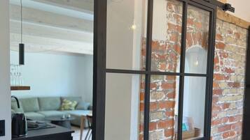 Fernseher, Kamin, Tischfußball, Tischtennisplatte