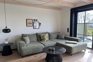 Televisión, chimenea, futbolito y tenis de mesa 