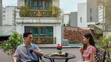 Luxury Double Room, Balcony, City View | Living area