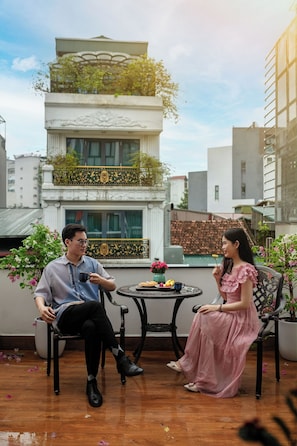 Luxury-Doppelzimmer, Balkon, Stadtblick | Wohnbereich