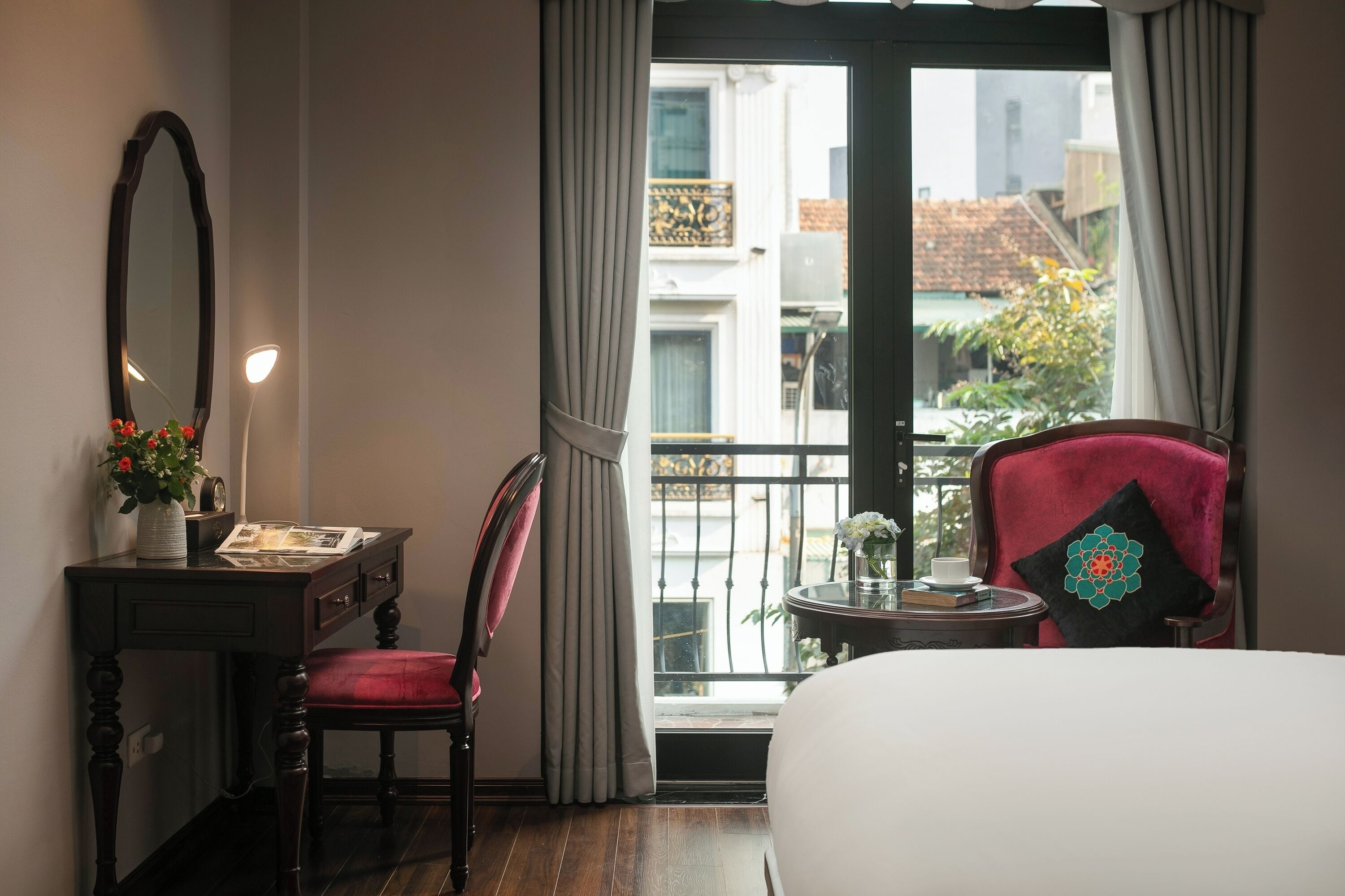 Family Quadruple Room, City View | Living area